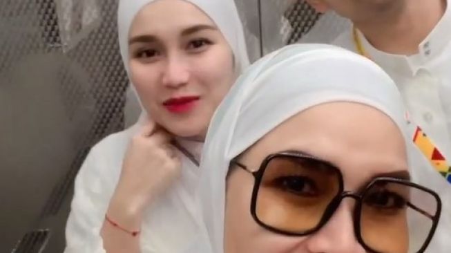 Potret ibu Ayu Ting Ting saat umrah (Instagram/@mom_ayting92_)