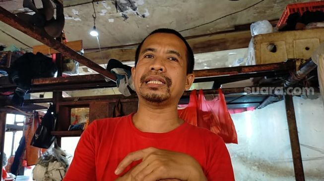 Jay (44) pedagang daging sapi potong di Pasar Tomang Barat, Jakarta Barat, Rabu (1/6/2022). [Suara.com/Faqih Fathurrahman]