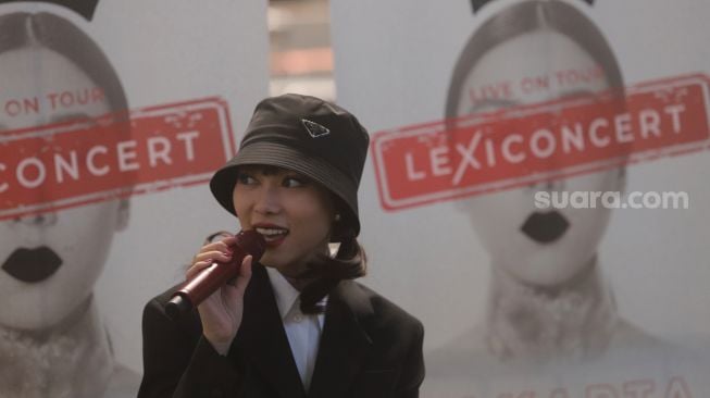 Penyanyi Isyana Sarasvati memberikan keterangan pers "Lexiconcert Live on Tour" di Hall Basketball, Komplek Gelora Bung Karno, Jakarta, Rabu (1/6/2022). [Suara.com/Angga Budhiyanto]