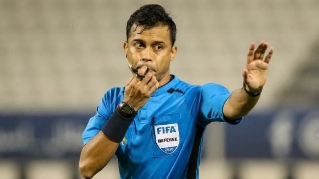 Wasit Singapura Muhammad Taqi meniup peluitnya selama pertandingan semifinal Liga Champions AFC antara Al-Nassr Saudi dan Persepolis Iran pada 3 Oktober 2020, di Stadion Jassim Bin Hamad di ibukota Qatar, Doha. Mustafa ABUMUNES / AFP