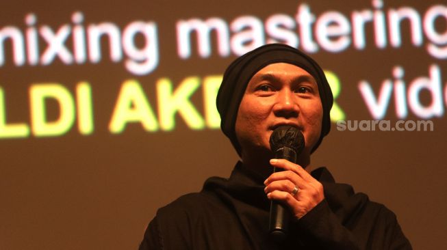 Penyanyi Anji memberikan sambutan saat acara rilis music video "Terhukum Rindu" di Epicentrum XXI, Jakarta, Rabu (1/6/2022). [Suara.com/Angga Budhiyanto]