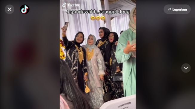 Emak-emak Cigondewah Pergi Kondangan Pakai Emas Bikin Galfok Warganet