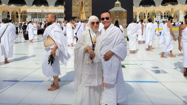 Potret ibu Ayu Ting Ting saat umrah (Instagram/@mom_ayting92_)