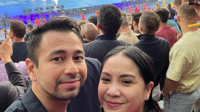 Potret artis nonton bola di luar negeri (Instagram/@raffinagita1717)