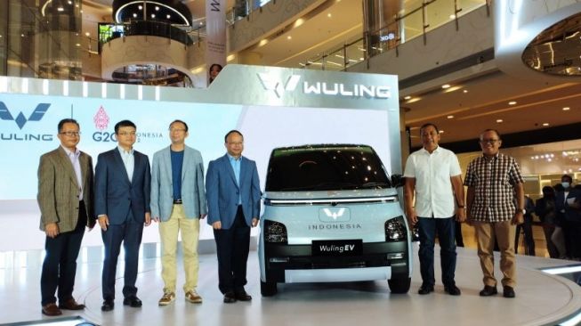 Pembukaan selubung Wuling EV oleh President Director Wuling Motors Shi Guoyong dan Sekretaris Kementerian Sekretariat Negara Setya Utama [ANTARA/Rizka Khaerunnisa]