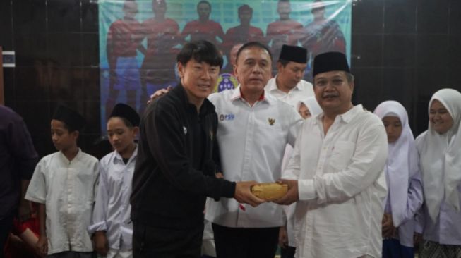 Shin Tae-yong Sumbangkan Uangnya ke Pesantren, Netizen: Masyaallah Coach