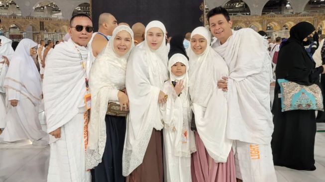 Potret ibu Ayu Ting Ting saat umrah (Instagram/@mom_ayting92_)