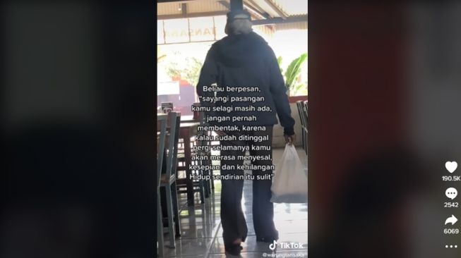 Kisah haru suami yang ingat makanan kesukaan mendiang istrinya. [TikTok]