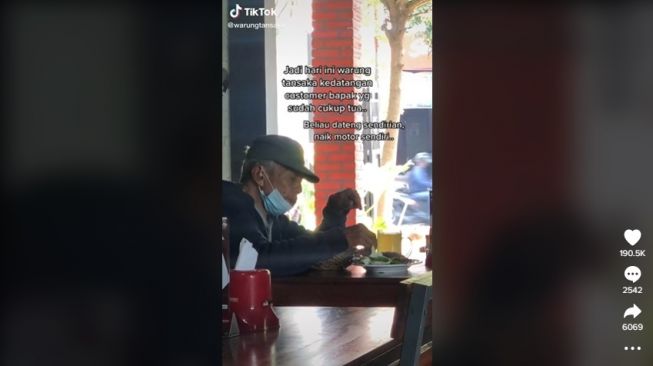 Kisah haru suami yang ingat makanan kesukaan mendiang istrinya. [TikTok]