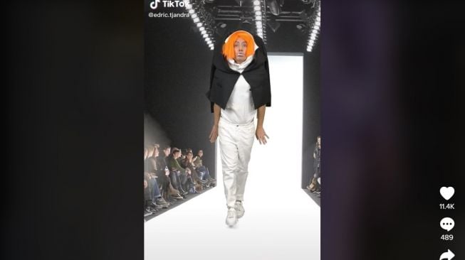 Penampilan Edric Tjandra memparodikan gaya busana Paris Fashion Week