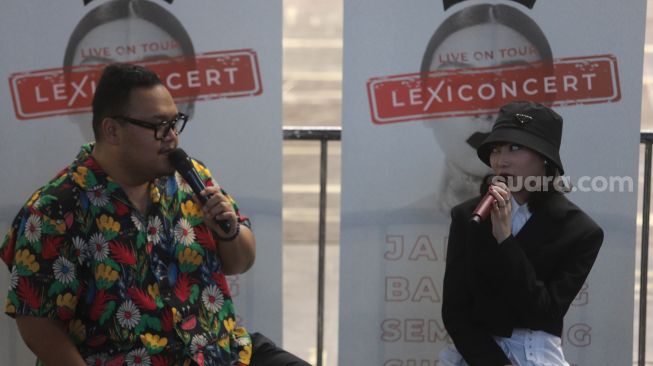 Penyanyi Isyana Sarasvati memberikan keterangan pers "Lexiconcert Live on Tour" di Hall Basketball, Komplek Gelora Bung Karno, Jakarta, Rabu (1/6/2022). [Suara.com/Angga Budhiyanto]