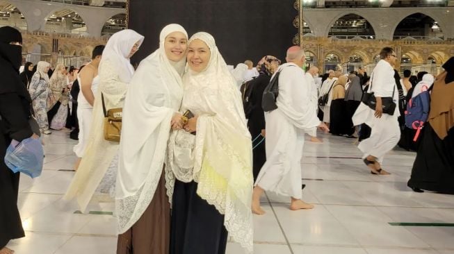 5 Potret Ibu Ayu Ting Ting saat Umrah, Kena Tegur Warganet