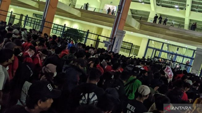 Suporter Timnas Indonesia Banjiri Stadion Si Jalak Harupat