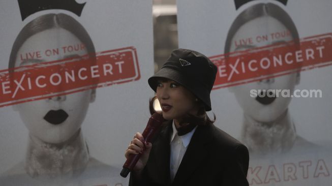 Isyana Sarasvati Girang Wajahnya Mejeng di Times Square New York