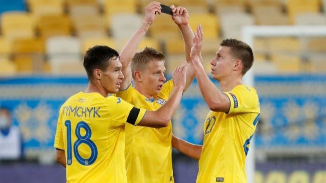 Pemain sayap tim nasional Ukraina Olexandr Zinchenko (tengah) melakukan selebrasi bersama rekan-rekannya seusai mencetak gol ke gawang Swiss dalam laga UEFA Nations League Divisi A Grup 4 di Stadion Arena Lviv, Lviv, Ukraina, Kamis (3/9/2020) waktu setempat. (ANTARA/REUTERS/Gleb Garanich)