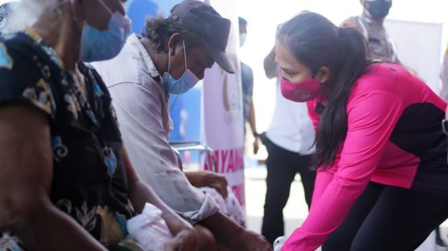 Ketum Bhayangkari Bagikan Bansos ke Warga Terdampak Rob di Sekitar Pelabuhan Tanjung Emas Semarang