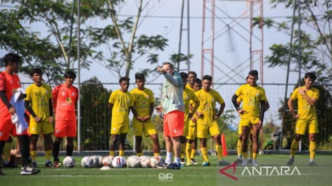 Tim Barito Putera mulai latihan dengan pelatih baru Dejan Antonic untuk Liga 1 2022 di lapangan Green Yakin, Kertak Hanyar Kabupaten Banjar, Kalsel, Senin (Antara/HO)