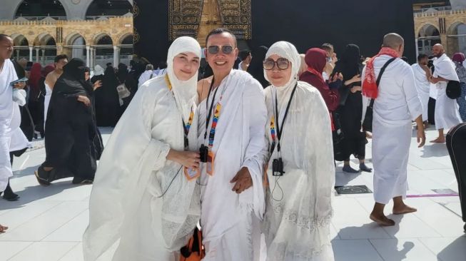 Potret Ayu Ting Ting Umrah (Instagram/@ayutingting92)