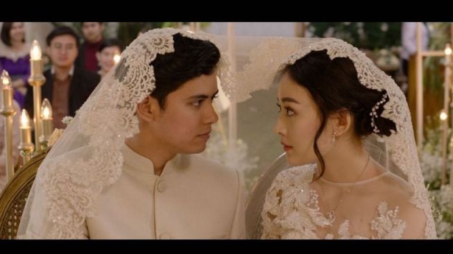 Tangkapan layar Aliando Syarief dan Natasha Wilona menikah di salah satu scene sebuah film. (Instagram/@aliandooo)