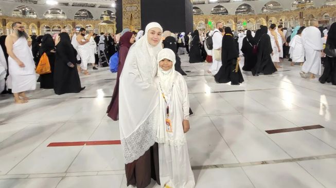 Potret Ayu Ting Ting Umrah (Instagram/@ayutingting92)