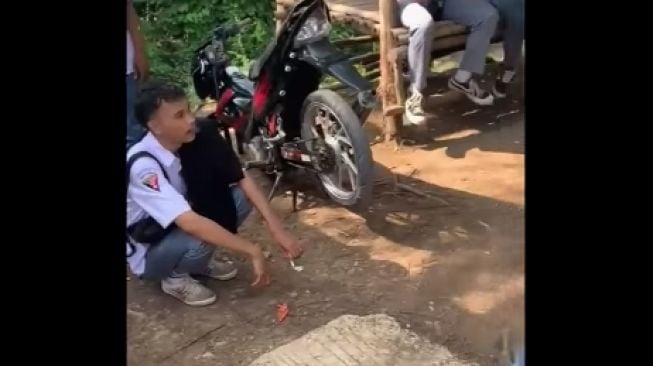 Ban depan motor pelajar hilang (Facebook)