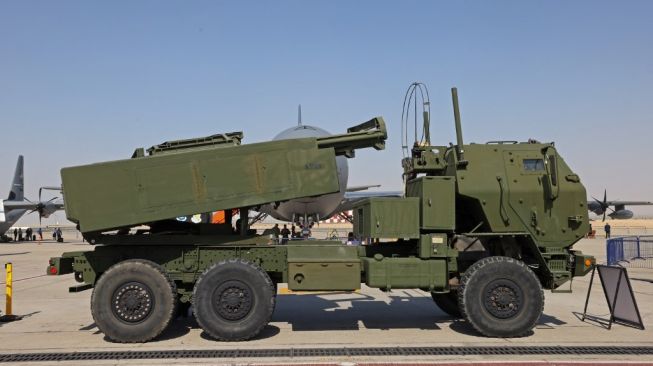 Amerika Serikat akan menyerahkan sistem rudal Himars ke Ukraina, demi melawan invasi Rusia. Foto: Sebuah sistem roket Himars dipamerkan dalam ajang Dubai Airshow 2021 pada 15 November 2021. [AFP/Giuseppe Cacace]