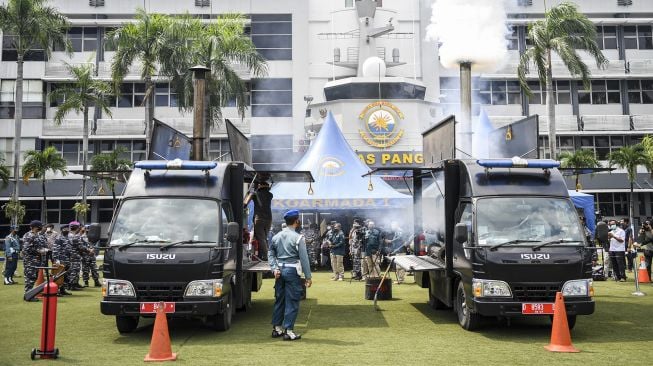 Dua buah mobil insinerator memusnahkan barang bukti berupa kokain di Mako Koarmada I, Jakarta, Kamis (2/6/2022).  ANTARA FOTO/M Risyal Hidayat
