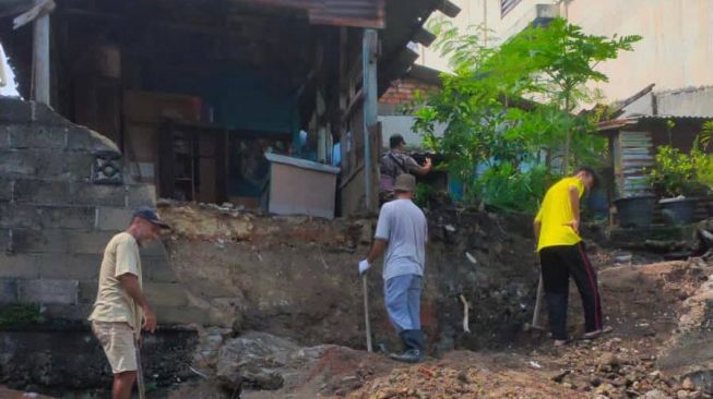 Terdengar Suara Gemuruh, Ternyata Dapur Warga Karimun Ini Roboh karena Tanah Longsor