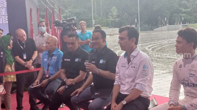 Gubernur DKI Jakarta Anies dalam meet and greet dan sesi foto bersama Pembalap Formula E di Jakarta. (Suara.com/Fakhri)