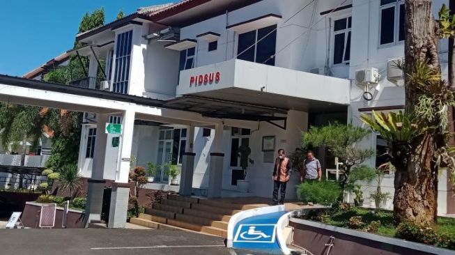 Enggan Diwawancara Wartawan, Mantan Kadis DLH Bandar Lampung Banting Pintu Mobil