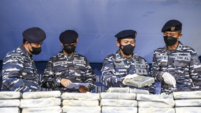 Panglima Komando Armada (Koarmada) RI Laksdya TNI Agung Prasetiawan (kedua kanan) bersiap memusnahkan barang bukti berupa kokain ke dalam insinerator di Mako Koarmada I, Jakarta, Kamis (2/6/2022). ANTARA FOTO/M Risyal Hidayat