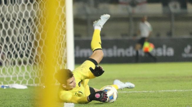 Kiper timnas Indonesia, Nadeo Argawinata ketika menghadapi Bangladesh dalam laga uji coba FIFA Matchday di Stadion Si Jalak Harupat, Bandung, Rabu (1/6/2022) malam WIB. [PSSI]