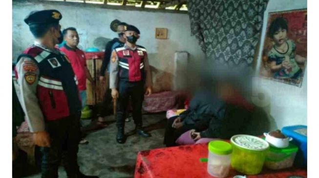 8 PSK Bersama 2 Pria Hidung Belang Diamankan Dalam Operasi Warung Remang-remang  di Probolinggo