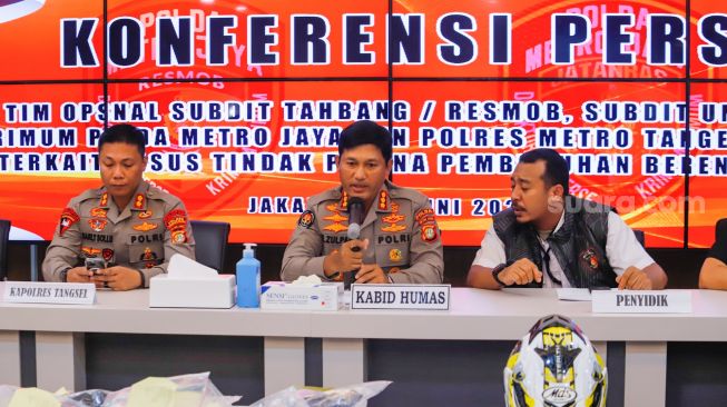 Kapolres Tangerang Selatan (Tangsel) AKBP Sarly Sollu (kiri) dan Kabid Humas Polda Metro Jaya Kombes Pol Endra Zulpan saat rilis kasus pembuhan berencana di Polda Metro Jaya, Jakarta Selatan, Kamis (2/6/2022). [Suara.com/Alfian Winanto]