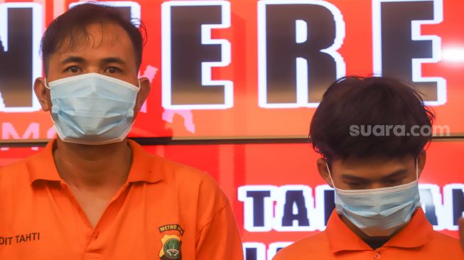 Tersangka berinisial  SY (53) dan MYN (18) dihadirkan saat rilis kasus pembuhan berencana di Polda Metro Jaya, Jakarta Selatan, Kamis (2/6/2022). [Suara.com/Alfian Winanto]