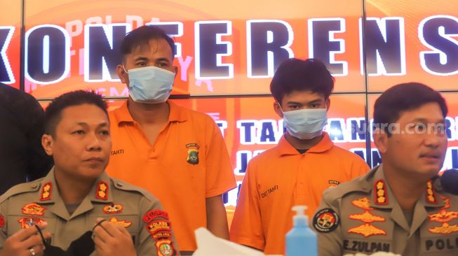 Tersangka berinisial  SY (53) dan MYN (18) dihadirkan saat rilis kasus pembuhan berencana di Polda Metro Jaya, Jakarta Selatan, Kamis (2/6/2022). [Suara.com/Alfian Winanto]