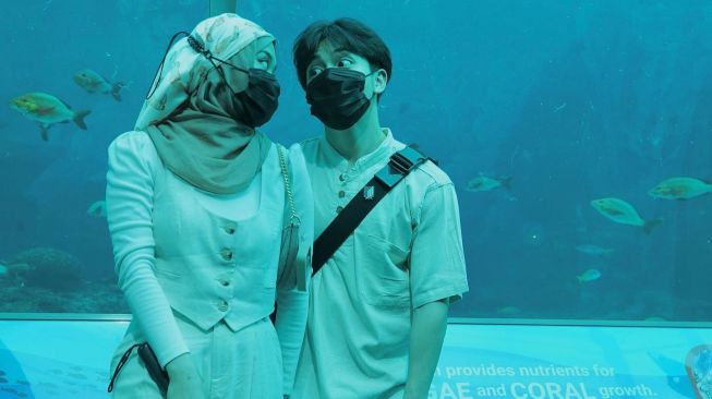 Kemesraan Putri Delina dan Jeffry Reksa di Singapura (Instagram/@putridelinaa)