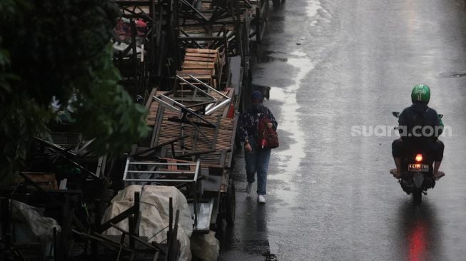 Warga berjalan di kawasan Pasar Minggu, Jakarta, Kamis (2/6/2022). [Suara.com/Angga Budhiyanto]