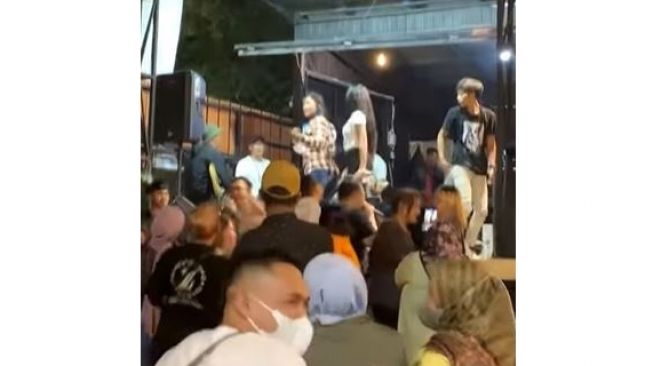 Bukan ke Penyanyi Dangdut, Seorang Pria Malah Asyik Nyawer ke Tempat Ini, Warganet: Versi Surga