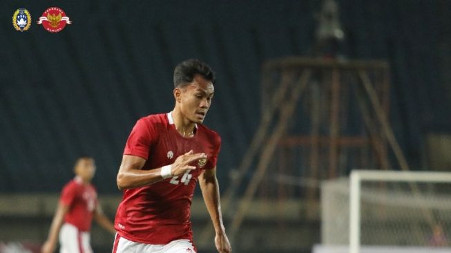 Pemain timnas Indonesia, Koko Ari Arya ketika menghadapi Bangladesh dalam laga uji coba FIFA Matchday di Stadion Si Jalak Harupat, Bandung, Rabu (1/6/2022) malam WIB. [PSSI]