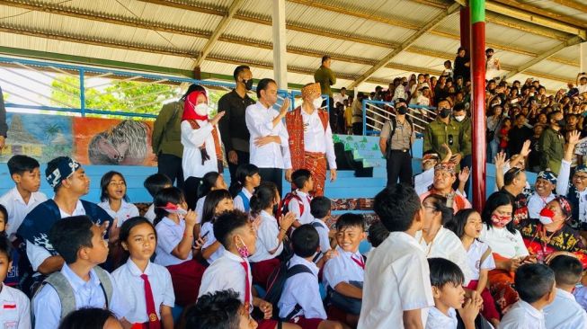 Presiden Jokowi dan Iriana saat menghadiri acara balapan pacuan kuda di Sumba Timur, NTT. (Laily Rachev - Biro Pers Setpres)