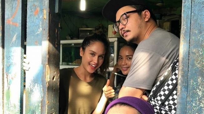 Gaya Artis Makan di Warteg (instagram/@claurakiehl)