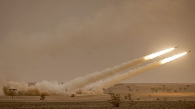 Amerika Serikat akan menyerahkan sistem rudal Himars ke Ukraina, demi melawan invasi Rusia. Foto: Sistem roket Himars ditembakkan dalam latihan tempur bertajuk African Lion di Grier Labouihi, Maroko pada 9 Juni 2021. [AFP/Fadel Senna]