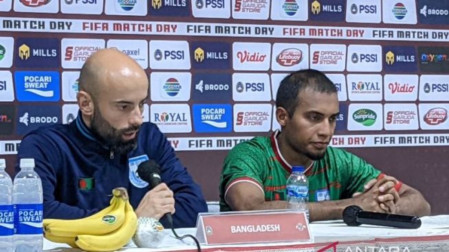 Pelatih timnas Bangladesh Javier Cabrera (kiri) dan kapten skuadnya Jamal Bhuyan memberikan keterangan kepada pewarta dalam konferensi pers setelah pertandingan persahabatan FIFA kontra Indonesia di Stadion Si Jalak Harupat, Bandung, Rabu (1/6/2022). Laga itu berakhir dengan skor imbang tanpa gol. (Antara/Michael Siahaan)