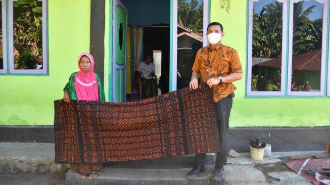 Gagal bertemu, nenek Sofia titipkan kain tenun khas Ende untuk Presiden Joko Widodo atau Jokowi, Kamis (2/6/2022). (Foto: Rusman - Biro Pers Sekretariat Presiden)