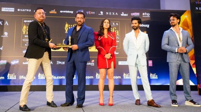 Salman Khan (kedua dari kiri) di ajang IIFA 2022 [Twitter]