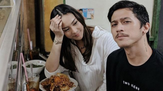 Gaya Artis Makan di Warteg (instagram/@anyageraldine)