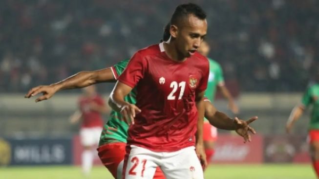 Irfan Jaya (Merah) saat melawan Bangladesh.[Instagram.com/@pssi]