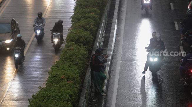 Pengemudi ojek menunggu penumpang di sekitar Stasiun Pasar Minggu, Jakarta, Kamis (2/6/2022). [Suara.com/Angga Budhiyanto]