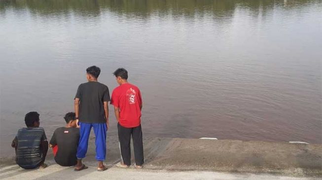 Terpeleset saat Selfie, Siswi SMP Ditemukan Sudah Tak Bernyawa di Sungai Siak